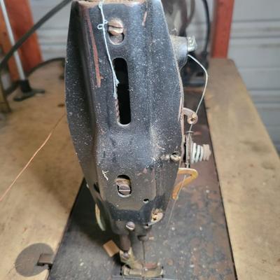 Singer 31-20 Industrial Sewing Machine and Thread (OB1-DW)