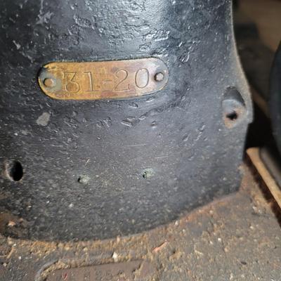 Singer 31-20 Industrial Sewing Machine and Thread (OB1-DW)