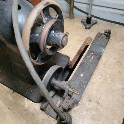 Singer 31-20 Industrial Sewing Machine and Thread (OB1-DW)