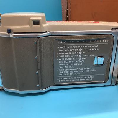 Polaroid J33 Land Camera 1961 with case and box of flashbulbs