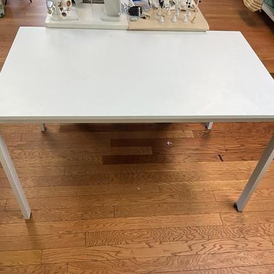 009 White Display Table