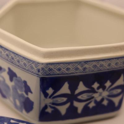 Chinoserie Large Blue & White Hexagonal Porcelain Ginger Jar