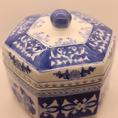 Chinoserie Large Blue & White Hexagonal Porcelain Ginger Jar