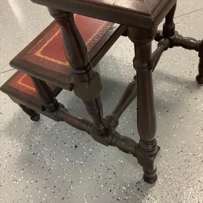 Late 19th Century English or American Library Steps, solid mahogany, the tread of the steps are leather, 19.5