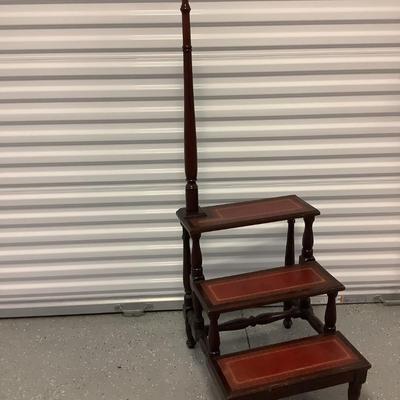 Late 19th Century English or American Library Steps, solid mahogany, the tread of the steps are leather, 19.5