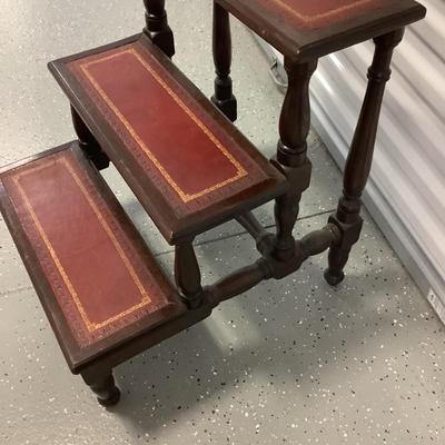 Late 19th Century English or American Library Steps, solid mahogany, the tread of the steps are leather, 19.5