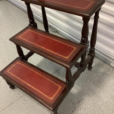 Late 19th Century English or American Library Steps, solid mahogany, the tread of the steps are leather, 19.5