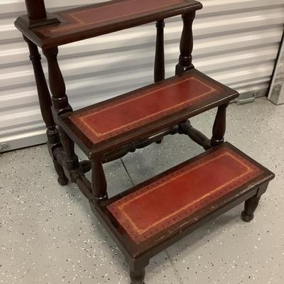 Late 19th Century English or American Library Steps, solid mahogany, the tread of the steps are leather, 19.5