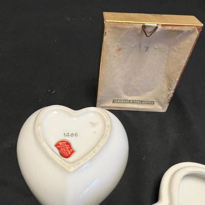 Lacquerware Tray, Lefton Dish & More Floral Items (DR-RG)