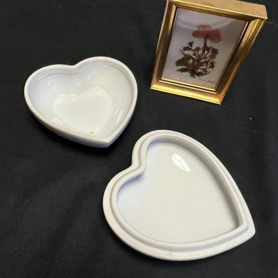 Lacquerware Tray, Lefton Dish & More Floral Items (DR-RG)