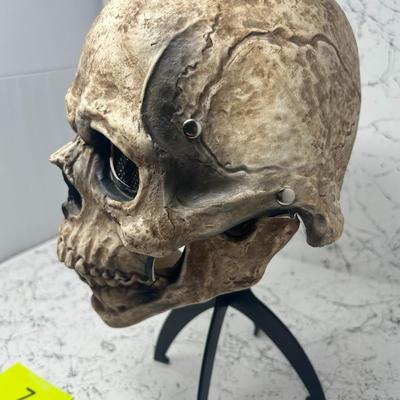 Skull mask with movable jaw
