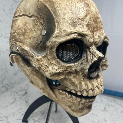 Skull mask with movable jaw