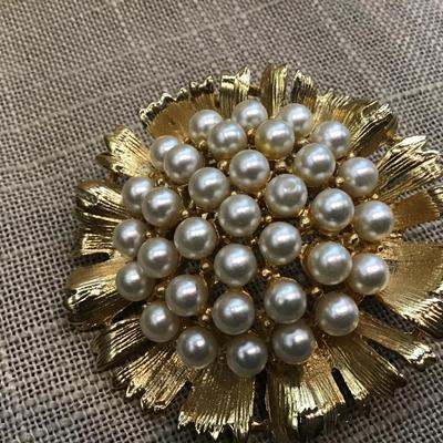 INCREDIBLE Vintage Textured Gold Pearl Encrusted Center FLORAL Brooch