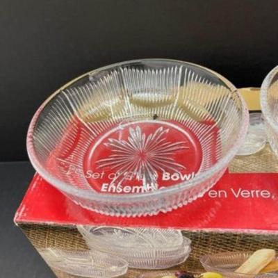 NEW Eight Piece Glass Serving Bowl Set
