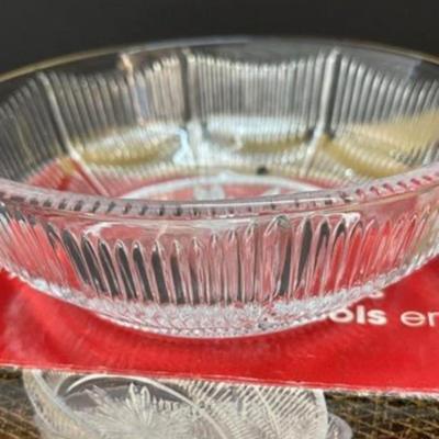 NEW Eight Piece Glass Serving Bowl Set