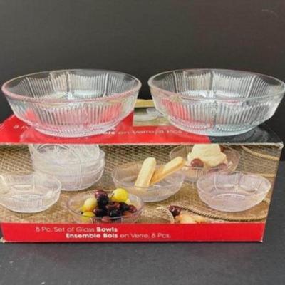 NEW Eight Piece Glass Serving Bowl Set