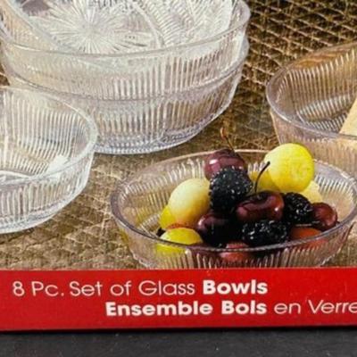 NEW Eight Piece Glass Serving Bowl Set