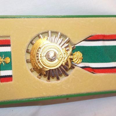 Military Medal " Liberation of Kuwait" with holding box. est. $20 t0 $35.
