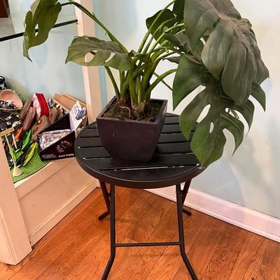 061 Round Metal Table with Faux Palm Plant
