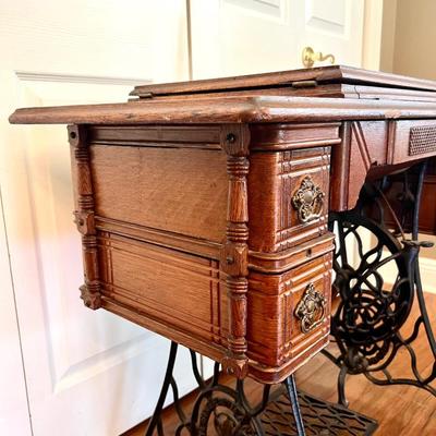 ANTIQUE SINGER SEWING MACHINE