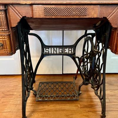 ANTIQUE SINGER SEWING MACHINE