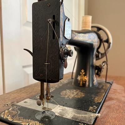 ANTIQUE SINGER SEWING MACHINE