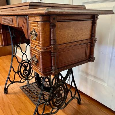 ANTIQUE SINGER SEWING MACHINE