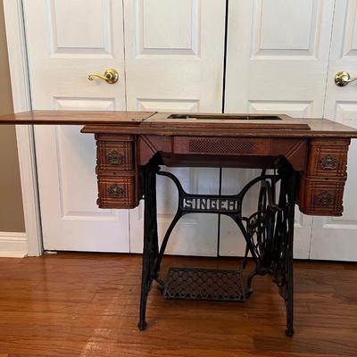 ANTIQUE SINGER SEWING MACHINE