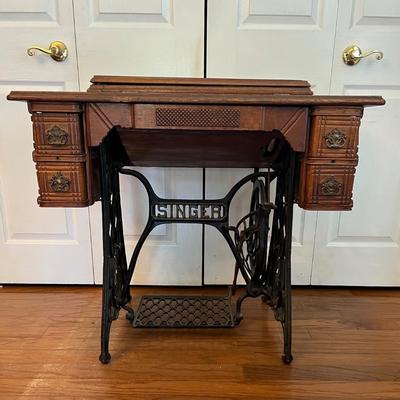 ANTIQUE SINGER SEWING MACHINE
