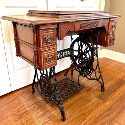 ANTIQUE SINGER SEWING MACHINE