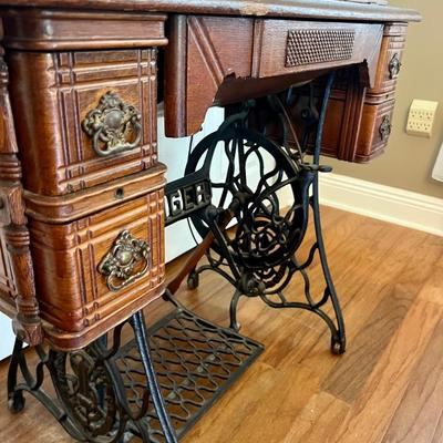ANTIQUE SINGER SEWING MACHINE