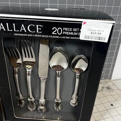 Wallace Continental Stainless Steele Dinnerware Set 40 Pieces less 1 tea spoon 