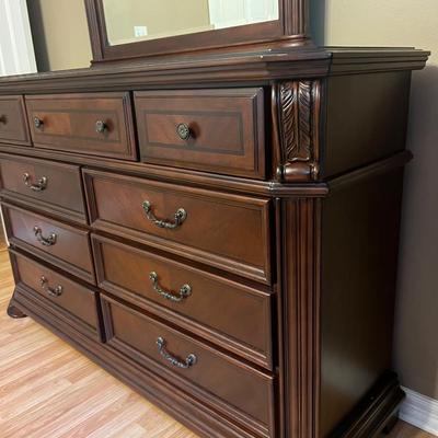 BROYHILL Dresser & Mirror