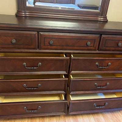 BROYHILL Dresser & Mirror