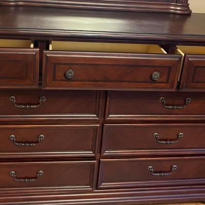 BROYHILL Dresser & Mirror