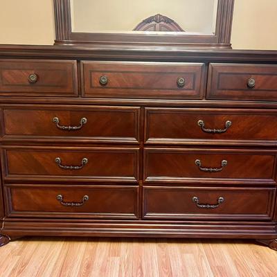 BROYHILL Dresser & Mirror