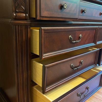 BROYHILL Dresser & Mirror