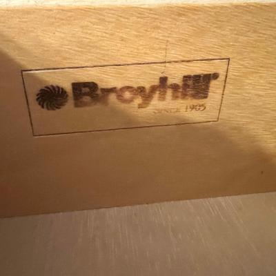BROYHILL Dresser & Mirror