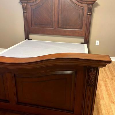 BROYHILL QUEEN SIZE SLEIGH BED & BOXSPRING