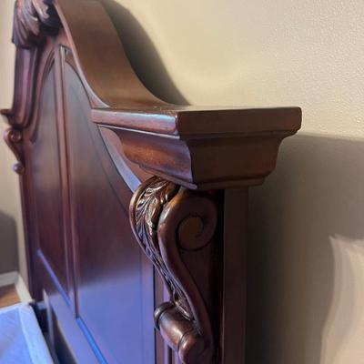 BROYHILL QUEEN SIZE SLEIGH BED & BOXSPRING