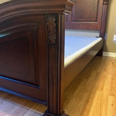 BROYHILL QUEEN SIZE SLEIGH BED & BOXSPRING