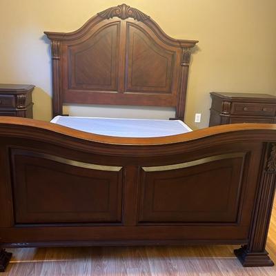 BROYHILL QUEEN SIZE SLEIGH BED & BOXSPRING