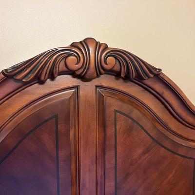 BROYHILL QUEEN SIZE SLEIGH BED & BOXSPRING