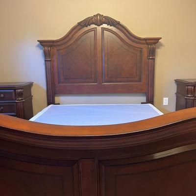 BROYHILL QUEEN SIZE SLEIGH BED & BOXSPRING