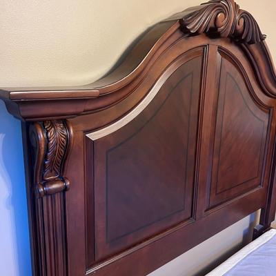 BROYHILL QUEEN SIZE SLEIGH BED & BOXSPRING
