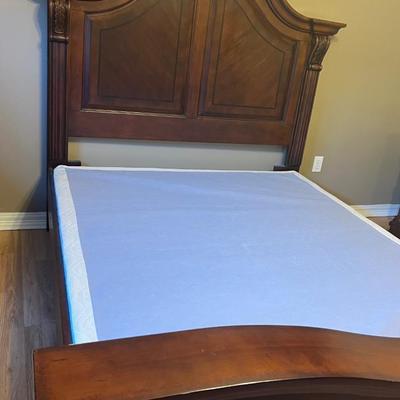 BROYHILL QUEEN SIZE SLEIGH BED & BOXSPRING