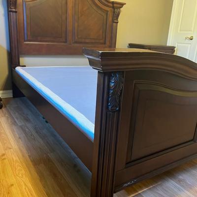 BROYHILL QUEEN SIZE SLEIGH BED & BOXSPRING