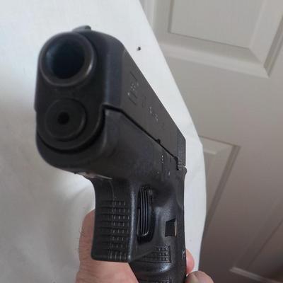 Glock 27, 40 Cal. pistol./ NOT MASS./ POLICE YES or out of state/ est. $200 to $600.