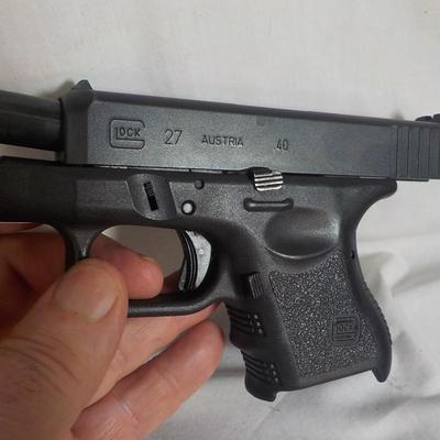 Glock 27, 40 Cal. pistol./ NOT MASS./ POLICE YES or out of state/ est. $200 to $600.
