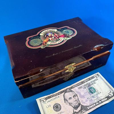 POLISHED WOOD CIGAR BOX HAND MADE IN DOMINICAN REPUBLIC